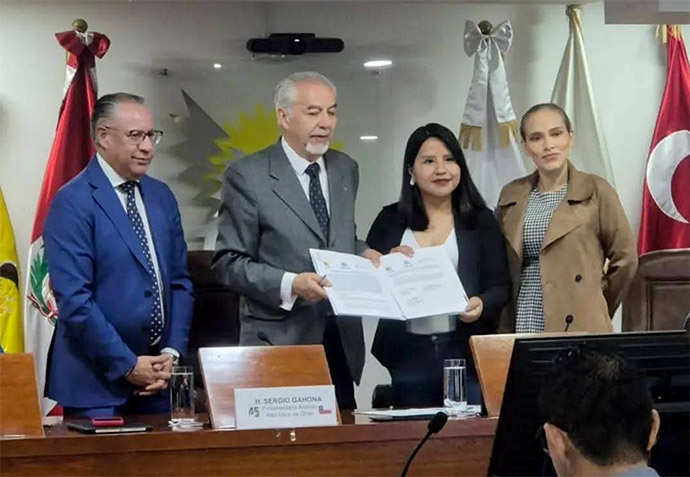 Convenio entre Parlamento Andino y OLATUR
